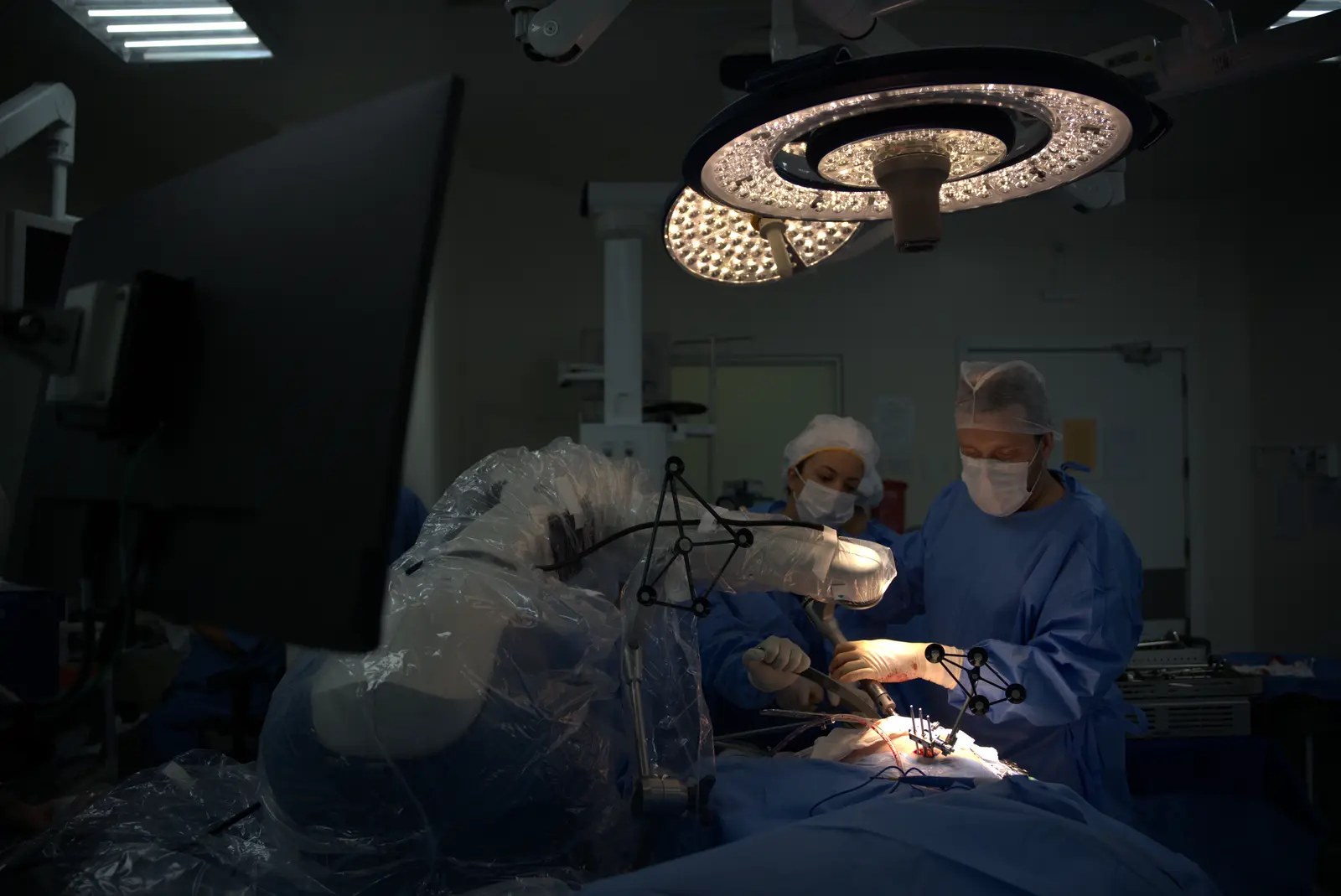Dr. Gabriel Tomazini e equipe durante cirurgia robótica de quadril no centro cirúrgico