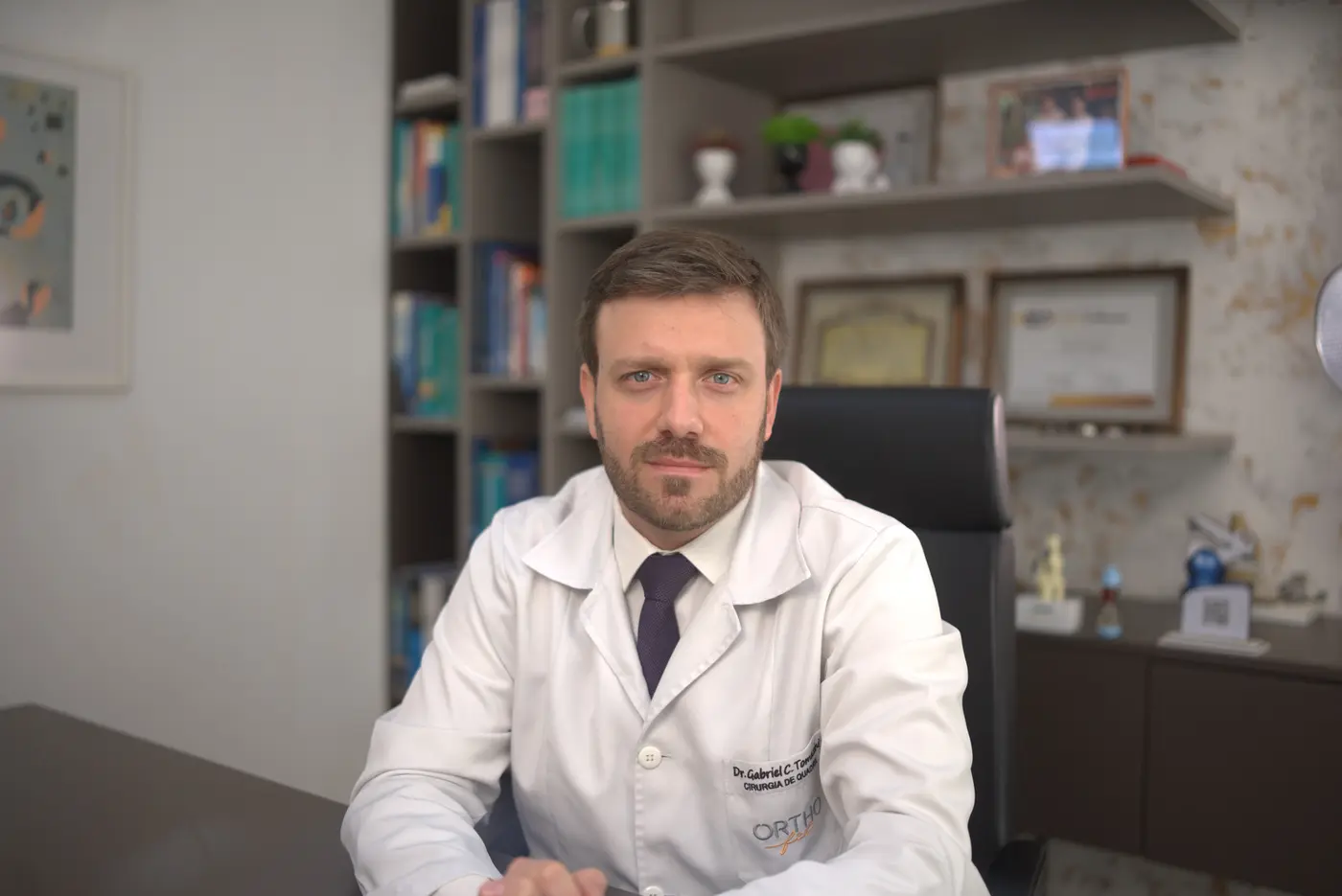 Dr. Gabriel Tomazini, cirurgião de quadril em Curitiba, no consultório do Centro Médico Itupava