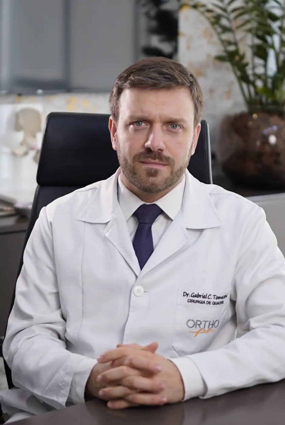 Dr. Gabriel Tomazini em consulta de ortopedia no consultório em Curitiba