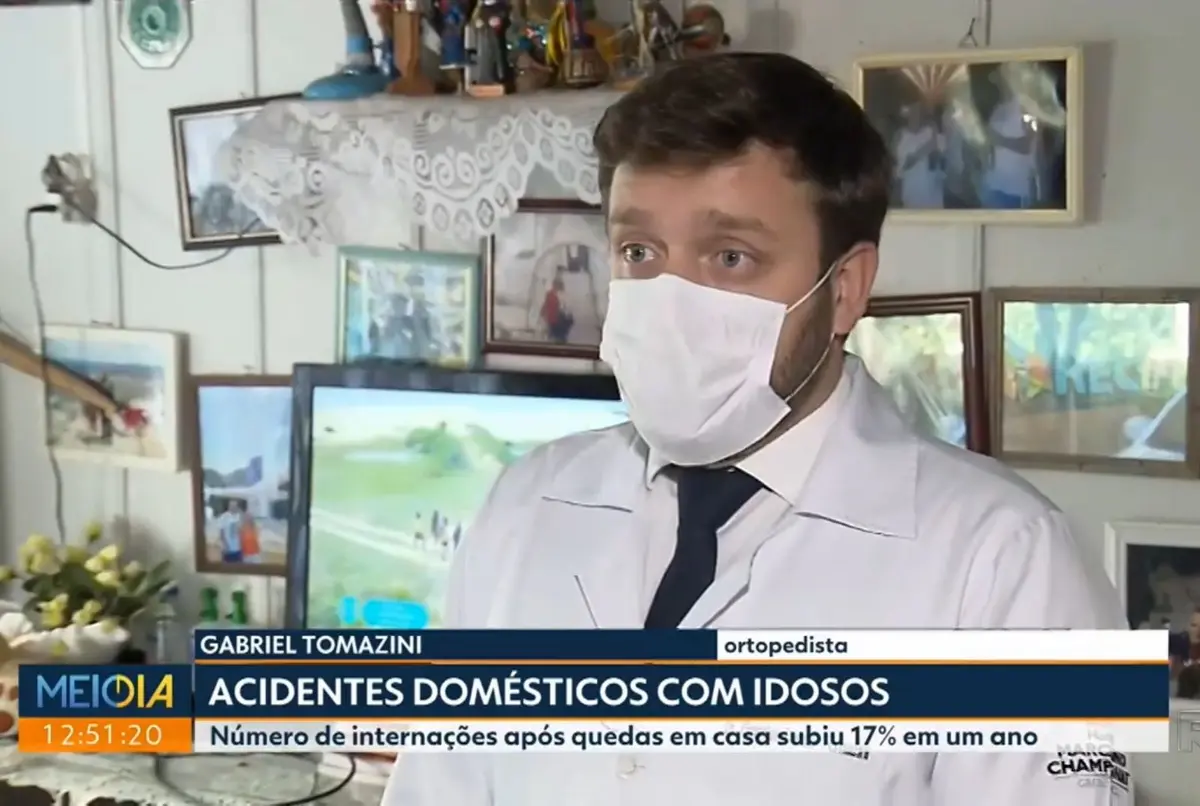 Dr. Gabriel Tomazini em entrevista na TV sobre quedas e fraturas em idosos